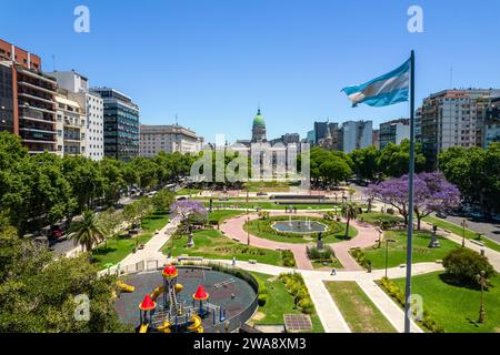 Wunderschöner Blick aus der Luft auf die argentinische Flagge, den Palast des argentinischen Nationalkongresses, in der Stadt Buenos Aires, Argentinien Stockfoto