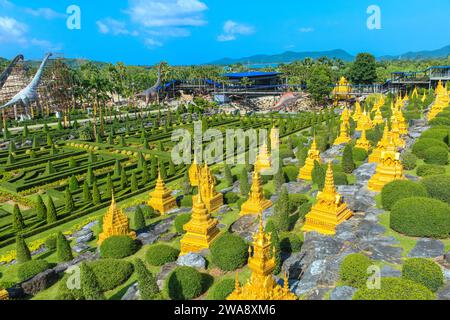 Chonburi, Thailand-18. Oktober 2020: Nongnooch Garden, die Weltklasse der eleganten tropischen botanischen Gartensammlung internationaler Pflanzen im Jahr 50 n Stockfoto