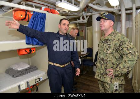 US-Streitkräfte. 171109GL340-077 MITTELMEER (9. November 2017) Cmdr. Albert Benoit, Exekutivoffizier des Kommandoschiffs der Blue Ridge-Klasse USS Mount Whitney (LCC 20), übergibt dem stellvertretenden Kommandeur Thomas Ishee, der 6. US-Flotte, eine Tour durch einen neu renovierten Liegeplatz an Bord des Schiffes am 9. November 2017. Mount Whitney, der nach Gaeta (Italien) eingesetzt wurde, operiert mit einer kombinierten Besatzung von Seeleuten der US Navy und Sealift Command-Zivilschiffen. (Foto der US Navy von Mass Communication Specialist 2nd Class Michael Feddersen/veröffentlicht) Stockfoto