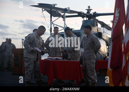 US-Streitkräfte. 171110CK339-121 MITTELMEER (10. November 2017) –Lt. Oberst Richard Alvarez, Exekutivoffizier der 15. Marine Expeditionary Unit (MEU) und 1. Sgt. Albert Martinez, Kompanie erster Sergeant, der dem Landungsteam des 15. MEU-Bataillons, 1. Bataillon, 5. Marine-Regiment, zugewiesen wurde, schneiden Sie einen Kuchen während der 242. Geburtstagsfeier des Marine Corps an Bord des Amphibienschiffes USS San Diego (LPD 22) am 10. November 2017. San Diego wird zusammen mit der America Amphibious Ready Group und der 15. MEU eingesetzt, um die maritimen Sicherheitseinsätze und die Theatersicherheit cooper zu unterstützen Stockfoto