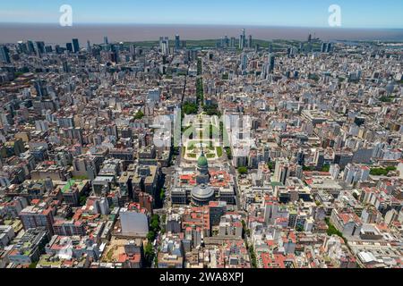 Wunderschöner Blick aus der Luft auf die argentinische Flagge, den Palast des argentinischen Nationalkongresses, in der Stadt Buenos Aires, Argentinien Stockfoto