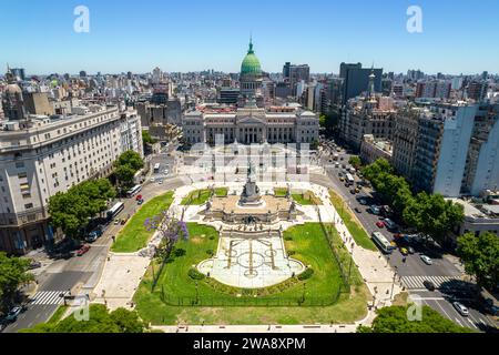 Wunderschöner Blick aus der Luft auf die argentinische Flagge, den Palast des argentinischen Nationalkongresses, in der Stadt Buenos Aires, Argentinien Stockfoto