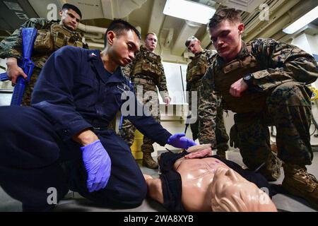 US-Streitkräfte. 171114BK384-126 MITTELMEER (14. November 2017) Krankenhaus Corpsman 2. Klasse Mark Barranda, links, aus Whittier, Kalifornien, unterweist Marine Lance CPL. Michael McAninch, aus Pueblo West, Colorado, während eines taktischen Kampfes-Opfern-Care-Kurses im medizinischen Triage-Bereich an Bord des Amphibien-Transportschiffes der San Antonio-Klasse USS San Diego (LPD 22) 14. November 2017. San Diego wird zusammen mit der America Amphibious Ready Group und der 15th Marine Expeditionary Unit eingesetzt, um die Zusammenarbeit im Bereich der Seeverkehrssicherheit und der Theatersicherheit bei den Bemühungen im Bereich der 6. US-Flotte zu unterstützen Stockfoto