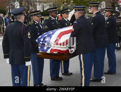 US-Streitkräfte. CONCORD, Mass. (15. November 2017) das Military Funeral Honors Team der Massachusetts Army National Guard trägt den Sarg der Ehrenmedaille, Kapitän Thomas J. Hudner, Jr., während einer Trauerprozession zu Ehren von Kapitän Hudner. Kapitän Hudner, ein Marineflieger, erhielt die Ehrenmedaille für seine Aktionen während der Schlacht am Chosin Reservoir während des Koreakrieges. (Foto der US Navy von Mass Communication Specialist 3rd Class Casey Scoular/veröffentlicht) Stockfoto