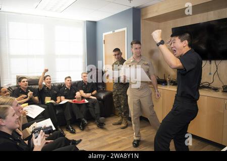 US-Streitkräfte. 171116DY073-0218 ANNAPOLIS, MD. (16. November 2017) Ein erstklassiger Midshipman der United States Naval Academy feiert während einer Zeremonie in der Bancroft Hall, als er sein Dienstzertifikat erhält. Bei dieser jährlichen Veranstaltung erfahren die Mittler, welcher Kriegsgemeinschaft sie nach dem Abschluss im Mai beitreten werden. (Foto der US Navy von Mass Communication Specialist 2nd Class Brianna Jones/veröffentlicht) Stockfoto