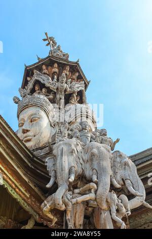 Nahaufnahme auf dem Dach des Heiligtums der Wahrheit, Pattaya, Thailand. Holztempel, breit auf Khmer-Architektur, ausgestellt in einem ruhigen, zeitlosen setti Stockfoto