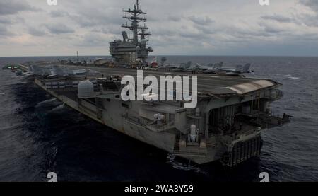 US-Streitkräfte. 171120OY799-206 PHILIPPINE SEA (20. November 2017) die USS Ronald Reagan (CVN 76) dampft die Philippinische See während der jährlichen Übung 2017. Die jährliche Übung 2017, die wichtigste Trainingsveranstaltung zwischen der US Navy und der japanischen Seefahrtruppe, soll die Verteidigungsbereitschaft und Interoperabilität der japanischen und amerikanischen Streitkräfte durch Schulungen in Luft- und Seeverkehrsoperationen verbessern. (Foto der US Navy von Mass Communication Specialist 2nd Class Kenneth Abbate/veröffentlicht) Stockfoto