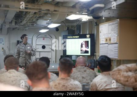 US-Streitkräfte. 171121CK339-016 MITTELMEER (21. November 2017) – Navy Lt. Samantha McCarthy, Schock Trauma Nurse des Kampflogistikbataillons 15 der 15. Marine Expeditionary Unit, unterrichtet eine Klasse während eines Kampflebensretters-Kurses an Bord des Amphibien-Transportdocks USS San Diego (LPD 22) am 21. November 2017. San Diego wird zusammen mit der America Amphibious Ready Group und der 15th MEU eingesetzt, um die Maßnahmen zur Gefahrenabwehr im Seeverkehr und zur Zusammenarbeit im Bereich der Theatersicherheit im Einsatzgebiet der 6th Fleet zu unterstützen. (U.S. Marine Corps Foto von CPL. Jeremy Laboy/ veröffentlicht) Stockfoto