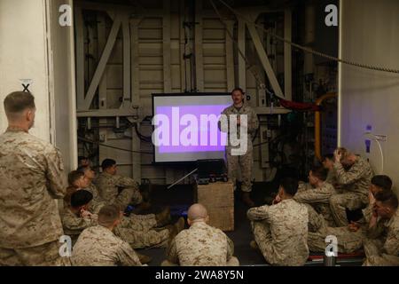 US-Streitkräfte. 171121CK339-022 MITTELMEER (21. November 2017) – Sgt. Corey Shed, Informationsspezialist des Bataillons der 15th Marine Expeditionary Unit (MEU) Landing Team 1st Bataillon, 5th Marine Regiment, unterrichtet am 21. November 2017 eine operative Sicherheitsklasse an Bord des Amphibien-Transportdocks der San Antonio-Klasse USS San Diego (LPD 22). San Diego wird zusammen mit der America Amphibious Ready Group und der 15th MEU eingesetzt, um die Maßnahmen zur Gefahrenabwehr im Seeverkehr und zur Zusammenarbeit im Bereich der Theatersicherheit im Einsatzgebiet der 6th Fleet zu unterstützen. (U.S. Marine Corps Foto von CPL. Jeremy Laboy/ Stockfoto