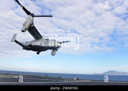 US-Streitkräfte. 171121GL340-250 MITTELMEER (21. November 2017) eine MV-22 Osprey, die der Marine Medium Tiltrotor Squadron (VMM) 261 angehört, verlässt am 21. November 2017 das Kommando- und Kontrollschiff der Blue Ridge-Klasse USS Mount Whitney (LCC 20) vor der Küste von Neapel. Mount Whitney, der nach Gaeta (Italien) eingesetzt wurde, operiert mit einer kombinierten Besatzung von Seeleuten der US Navy und Sealift Command-Zivilschiffen. (Foto der US Navy von Mass Communication Specialist 2nd Class Michael Feddersen/veröffentlicht) Stockfoto