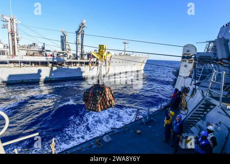 US-Streitkräfte. 171123GX781-292 MITTELMEER (23. November 2017) - der Arleigh-Burke-Klasse-Raketenzerstörer USS James E. Williams (DDG 95) erhält während einer Auffüllung auf See mit dem Henry J. Kaiser-Klasse Flottennachrüstungsöler USNS Leroy Grumman, 23. November 2017. James E. Williams, der in Norfolk stationiert ist, befindet sich auf einem routinemäßigen Einsatz in der 6. US-Flotte, um die nationalen Sicherheitsinteressen der USA in Europa zu unterstützen. (Foto der U.S. Navy von Mass Communication Specialist 3rd Class Colbey Livingston/ veröffentlicht) Stockfoto