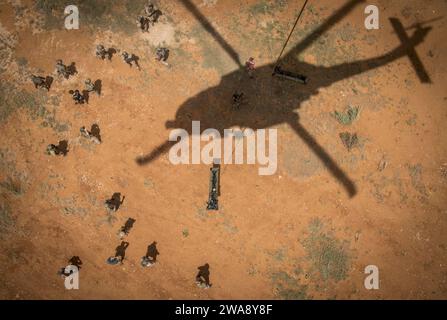 US-Streitkräfte. 171124HD510-0108 ein HH-60H Sea Hawk Hubschrauber, der den Firehawks of Helicopter Sea Combat Squadron (HSC) 85 zugewiesen ist, schweben über der Ostküste der Marine Raiders, während sie einen simulierten Unfall in den Hubschrauber winden. (Foto der U.S. Navy von Mass Communication Specialist 1st Class Scott Fenaroli/veröffentlicht) Stockfoto