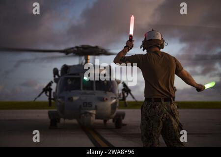 US-Streitkräfte. 171127TR141-0609 SAIPAN (27. November 2017) US Navy Aviation Machinist Mate 2nd Class Andrew Nye, dem Helicopter Sea Combat Squadron (HSC) 25 zugeordnet, signalisiert den Piloten eines MH-60S Sea Hawk Hubschraubers nach ihrer Rückkehr nach Guam von einer Trainingsübung in Saipan. HSC 25 unterhält eine 24-Stunden-Such- und Rettungsbereitschaft sowie eine medizinische Evakuierungswarnung und unterstützt direkt die US-Küstenwache, den Sektor Guam und die Joint Region Marianas. HSC 25 sorgt für Frieden und Sicherheit im Seeverkehr im Zuständigkeitsbereich der 7. US-Flotte. (Foto der US Navy von Mass Communication Specialist 1st Class Stockfoto