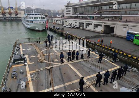 US-Streitkräfte. 171129GX781-106 ODESSA, Ukraine (29. November 2017) - Seeleute an Bord des Raketenzerstörers der Arleigh-Burke-Klasse USS James E. Williams (DDG 95) übernehmen die Festmacherlinie, während das Schiff am 29. November 2017 in Odessa, Ukraine ankommt. James E. Williams, der in Norfolk nach Hause gebracht wurde, befindet sich auf einem Routineeinsatz in der 6. US-Flotte, um die nationalen Sicherheitsinteressen der USA in Europa zu unterstützen. (Foto der U.S. Navy von Mass Communication Specialist 3rd Class Colbey Livingston/ veröffentlicht) Stockfoto