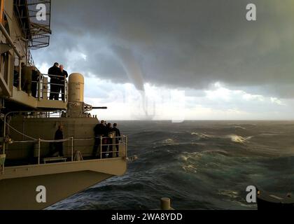 US-Streitkräfte. 171212-NO778-0003 ATLANTISCHER OZEAN (12. Dezember 2017) Ein Wasserauslauf bildet sich, wenn der Flugzeugträger USS Gerald R. Ford (CVN 78) den Atlantik durchquert. Ford führt derzeit Tests und Evaluierungen durch. (Foto der US Navy von Boatswain's Mate 2nd Class Martin Widenhouse/veröffentlicht) Stockfoto