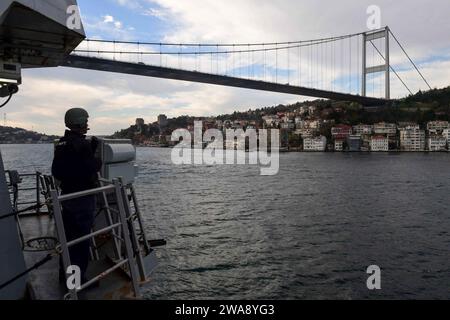 US-Streitkräfte. 171209GX781-099 BOSPORUS STRAIT (9. Dezember 2017) – der Arleigh-Burke-Klasse-Raketenzerstörer USS James E. Williams (DDG 95) durchquert die Bosporus Strait, 9. Dezember 2017. James E. Williams, der in Norfolk stationiert ist, befindet sich auf einem routinemäßigen Einsatz in der 6. US-Flotte, um die nationalen Sicherheitsinteressen der USA in Europa zu unterstützen. (Foto der U.S. Navy von Mass Communication Specialist 3rd Class Colbey Livingston/ veröffentlicht) Stockfoto