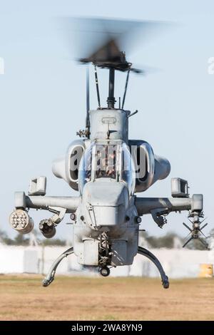 US-Streitkräfte. 171221MT228-0407 NEW RIVER, N.C. (21. Dezember 2017) Ein US-Marine Corps AH-1W Super Cobra, das der Marine Light Attack Helicopter Squadron (HMLA) 167 zugeordnet ist, startet die Fluglinie der Marine Corps Air Station New River, N.C. HMLA-167 führte eine Übung mit der AIM-9-Sidewinder-Rakete durch, um die Fähigkeiten zu verbessern und der Geschwader die Möglichkeit zu geben, lebende Munition einzusetzen. (U.S. Marine Corps Foto von Lance CPL. Cody Rowe/veröffentlicht) Stockfoto