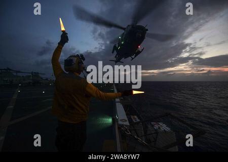 US-Streitkräfte. 171228BK384-702 INDISCHER OZEAN (28. Dezember 2017) Aviation Boatswain Mate Handling Airman Ryan Sharland lenkt einen UH-1Y Venom Helikopter, der der Marine Medium Tiltrotor Squadron (VMM) 161 (verstärkt) auf dem Flugdeck des amphibischen Transportdockschiffs USS San Diego (LPD 22) zugewiesen ist. San Diego, Teil der America Amphibious Ready Group, mit der 15. MEU, arbeitet in der Region Indo-Asien-Pazifik, um Partnerschaften zu stärken und als Bereitschaftstruppe für jede Art von Eventualität zu fungieren. (Foto der U.S. Navy von Mass Communication Specialist 3rd Class Justin A. Schoenberger/ Stockfoto