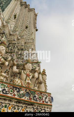 Wat Arun Tempel in Bangkok Thailand. Dekorelemente Wat Arun gehört zu den bekanntesten Wahrzeichen Thailands. Tempel der Morgenröte berühmtes Touristenziel in B Stockfoto