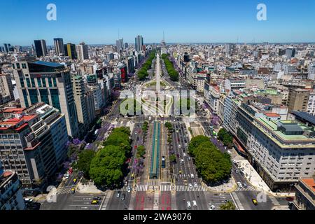 Wunderschöne Luftaufnahmen von der Straße vom 9. Juli, dem Republic plaza, dem Wahrzeichen Obelisk und der beeindruckenden Architektur der Gebäude Stockfoto