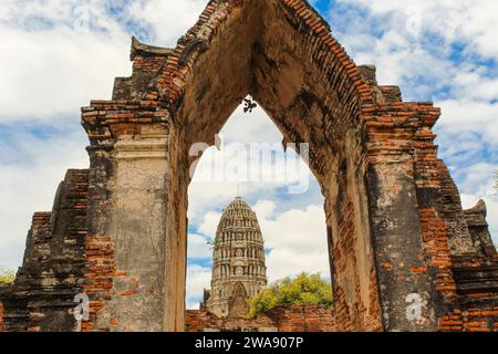 Wat Ratchaburana - einer der markantesten Tempel auf einer Ayutthaya-Tour in Thailand, blauer Himmel mit Kopierraum für Text Stockfoto