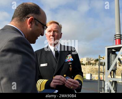 US-Streitkräfte. 180120GL340-035 VALLETTA, Malta (20. Januar 2018) ADM. James G. Foggo III, Befehlshaber der U.S. Naval Forces Europe-Africa, überreicht Brandon Pisani, einen maltesischen Journalisten, an Bord des Kommandoschiffs der Blue Ridge-Klasse USS Mount Whitney (LCC 20) in Valletta, Malta während eines geplanten Hafenbesuchs am 20. Januar 2018. Mount Whitney, der nach Gaeta (Italien) eingesetzt wurde, operiert mit einer kombinierten Besatzung von Seeleuten der US Navy und Sealift Command-Zivilschiffen. (Foto der US Navy von Mass Communication Specialist 2nd Class Michael Feddersen/veröffentlicht) Stockfoto