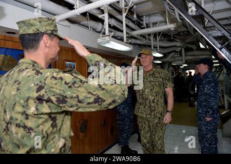 US-Streitkräfte. 180121GL340-004 VALLETTA, Malta (21. Januar 2018) Vize-ADM Christopher Grady, Kommandeur der 6. US-Flotte, trifft während eines geplanten Hafenbesuchs am 21. Januar 2018 auf dem Kommando- und Kontrollschiff der Blue Ridge-Klasse USS Mount Whitney (LCC 20) in Valletta, Malta ein. Mount Whitney, der nach Gaeta (Italien) eingesetzt wurde, operiert mit einer kombinierten Besatzung von Seeleuten der US Navy und Sealift Command-Zivilschiffen. (Foto der US Navy von Mass Communication Specialist 2nd Class Michael Feddersen/veröffentlicht) Stockfoto