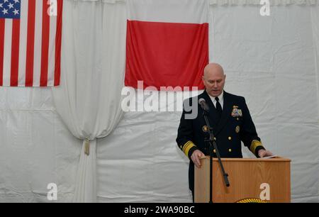 US-Streitkräfte. 180121GL340-055 VALLETTA, Malta (21. Januar 2018) Vize-ADM Christopher Grady, Kommandant der 6. US-Flotte, hält während eines Empfangs an Bord des Kommandoschiffs der Blue Ridge-Klasse USS Mount Whitney (LCC 20) in Valletta, Malta, 21. Januar 2018. Mount Whitney, der nach Gaeta (Italien) eingesetzt wurde, operiert mit einer kombinierten Besatzung von Seeleuten der US Navy und Sealift Command-Zivilschiffen. (Foto der US Navy von Mass Communication Specialist 2nd Class Michael Feddersen/veröffentlicht) Stockfoto