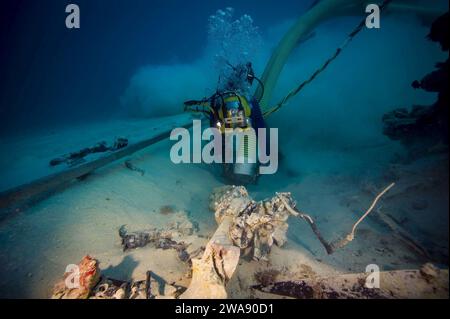 US-Streitkräfte. 180124QA919-0008 KOROR, Palau (24. Januar 2018) Navy Diver 1st Class Scott Johnson, der Mobile Diving and Salvage Unit (MDSU) 1 zugewiesen und an Bord des Bergungsschiffs USNS Salvor (T-ARS-52) eingestiegen ist, Baggerarbeiten eine Ausgrabungsstelle mit Venturi-Vakuumsystem während einer Militärpolizei/MIA-Buchhaltungsbehörde führte eine Unterwasserrückgewinnungsoperation durch, als sie nach Personal suchten, das während des Zweiten Weltkriegs vor der Küste von Koror vermisst wurde. Die DPAA führt globale Such-, Bergungsarbeiten und Laboroperationen durch, um den Familien und den Mitarbeitern eine möglichst umfassende Abrechnung zu ermöglichen Stockfoto