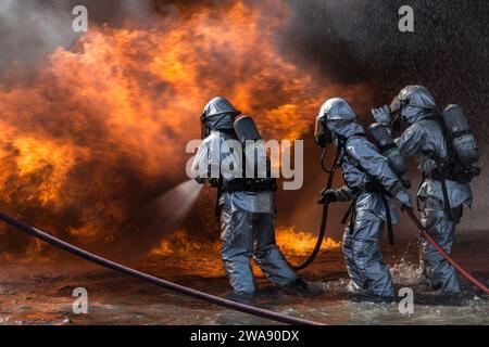 US-Streitkräfte. 180124EC058-310 CAMP PENDLETON, Kalifornien (24. Januar 2018) Feuerwehrleute der Marine Wing Support Squadron 372, 373 und 374, führen eine Feuerübung auf der Marine Corps Air Station Camp Pendleton, Kalifornien durch Camp Pendleton veranstaltet die Übung einmal im Monat, um die Einsatzbereitschaft zu fördern. (U.S. Marine Corps Foto von Lance CPL. Dalton Swanbeck/veröffentlicht) Stockfoto