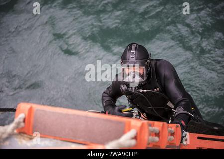 US-Streitkräfte. 180129KA046-0149 MARINESTÜTZPUNKT ROTA, Spanien (29. Januar 2018) – Marinetaucher der 3. Klasse Corey Beeler, befestigt am Mid-Atlantic Regional Maintenance Center, bestieg eine Leiter, nachdem er einen Heckrohr-Kassenschoner auf dem Arleigh Burke-Klasse-Raketenzerstörer USS Carney (DDG 64) an der MARINESTÜTZPUNKT Rota, Spanien, 29. Januar 2018 installiert hatte. Carney, nach Rota, Spanien, stationiert, befindet sich auf seiner vierten Patrouille im Gebiet der 6. US-Flotte, um regionale Verbündete und Partner sowie nationale Sicherheitsinteressen der USA in Europa zu unterstützen. (Foto der US Navy von Mass Communication Specialist 2nd Class Stockfoto