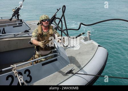 US-Streitkräfte. 180207FD185-4894 GOLF VON TADJOURA, Dschibuti (7. Februar 2018) Boatswain’s Mate 1st Class David Kelly, der der Küstenflußgeschwader (CRS) 10 zugeordnet ist, bereitet sich darauf vor, nach der Rückkehr von einer Escort-Mission am 7. Februar 2018 eine Anlegestelle für ein Patrouillenboot im Hafen von Dschibuti zu erhalten. CRS-10 wird in das Einsatzgebiet der 6. US-Flotte eingesetzt und führt gemeinsame und Marineoperationen durch, oft in Abstimmung mit verbündeten und interinstitutionellen Partnern, um die nationalen Interessen der USA sowie die Sicherheit und Stabilität in Europa und Afrika zu fördern. (US Navy Foto von Engineman 2. Klasse Auto Stockfoto