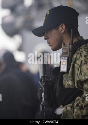 US-Streitkräfte. 180211RG482-017 VLORE, Albanien (11. Februar 2018) Gunner's Mate Seaman Apprentice Carlos Olivares steht am 11. Februar 2018 in Vlore, Albanien, an Bord der Arleigh-Burke-Klasse, des Raketenzerstörers USS Ross (DDG 71). Ross, der nach Rota in Spanien entsandt wurde, ist auf seiner sechsten Patrouille im US-Gebiet der 6. Flotte, um regionale Verbündete und Partner sowie nationale Sicherheitsinteressen der USA in Europa zu unterstützen. (Foto der US Navy von Mass Communication Specialist 1st Class Kyle Steckler/veröffentlicht) Stockfoto