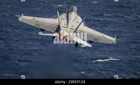 US-Streitkräfte. 180223LK571-0344 SÜDCHINESISCHE SEE (23. Februar 2018) eine F/A-18F Super Hornet, die den „Bounty Hunters“ der Strike Fighter Squadron (VFA) 2 zugeordnet ist, startet vom Deck des Flugzeugträgers USS Carl Vinson (CVN 70) der Nimitz-Klasse. Die Carl Vinson Strike Group ist derzeit im Westpazifik im Rahmen eines regelmäßig geplanten Einsatzes tätig. (Foto der US Navy von Mass Communication Specialist 3rd Class Matthew Granito/veröffentlicht) Stockfoto