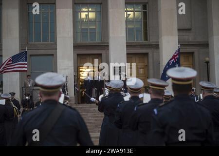 US-Streitkräfte. Der stellvertretende Verteidigungsminister Patrick M. Shanahan trifft sich am 22. Februar 2018 mit dem australischen Premierminister Malcolm Turnbull im Pentagon in Washington, D.C. (DOD-Foto von Navy Mass Communication Specialist 1st Class Kathryn E. Holm) Stockfoto