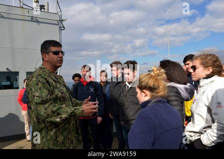 US-Streitkräfte. 180226GL340-126 NEAPEL, Italien (26. Februar 2018) Kapitän Robert Aguilar, Befehlshaber des Kommandoschiffs der Blue Ridge-Klasse USS Mount Whitney (LCC 20), spricht mit Studenten des Navy Junior Reserve Officers Training Program der Neaples High School während einer Tigerfahrt vor der Küste von Neapel, Italien, 26. Februar 2018. Die 6. US-Flotte mit Hauptsitz in Neapel (Italien) führt das gesamte Spektrum gemeinsamer und Marineoperationen durch, oft in Abstimmung mit verbündeten und interinstitutionellen Partnern, um die nationalen Interessen der USA sowie die Sicherheit und Stabilität in Europa und Afrika zu fördern. (U Stockfoto