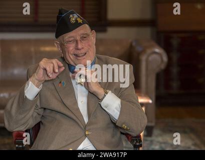 US-Streitkräfte. 180228RU248-140 WASHINGTON (28. Februar 2018)Hershel „Woody“ Williams, Träger der letzten Living Medal of Honor (MOH) aus der Schlacht von Iwo Jima und pensionierter Marine Chief Warrant Officer 4, erklärt den Wert des MOH und was es für ihn bedeutet in den Marine Barracks in Washington D.C. trafen sich Marines mit Williams im Center House zu einem Treffen und Begrüßung und erhielten die Gelegenheit, Geschichten von ihren Kollegen zu hören. Williams erhielt die Medal of Honor für seine „tapfere Hingabe zur Pflicht“ und seinen Dienst über sich selbst, da er „seinem Unternehmen die Erreichung seines Ziels ermöglichte“ Stockfoto