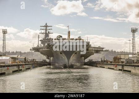 US-Streitkräfte. 180301CC918-1027 BREMERTON, Washington (März 1,2018) die Mitarbeiter der Puget Sound Naval Shipyard (PSNS) und der Intermediate Maintenance Facility (IWF) bringen den Flugzeugträger USS Nimitz (CVN 68) in Drydock 6 bei PSNS in Bremerton, Washington. DIE PSNS und das IWF-Personal werden Seite an Seite mit den Truppenteams des Schiffes arbeiten, um das Schiff wieder in Kampfzustand zu bringen und zur Flotte zurückzubringen. (US Navy Foto von Thiep Van Nguyen II/veröffentlicht) Stockfoto