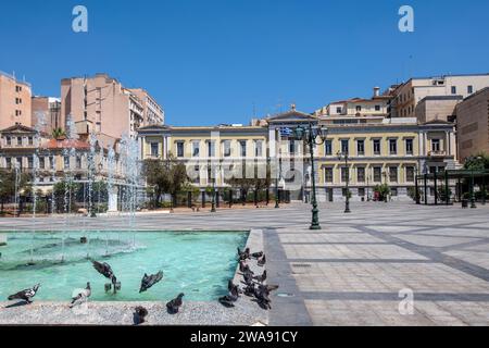 Athen: Kotzia-Platz mit der griechischen Nationalbank und Brunnen. Griechenland Stockfoto