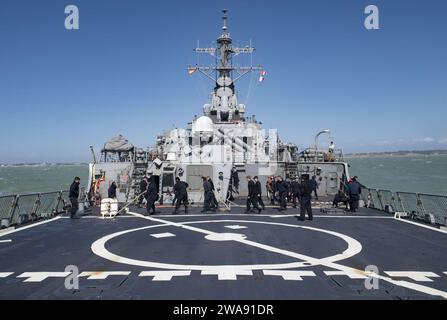 US-Streitkräfte. 180305RG482-122 BAY OF CADIZ (5. März 2018) Seeleute, die dem Arleigh-Burke-Klasse-Raketenzerstörer USS Ross (DDG 71) zugeordnet sind, bereiten Festmacherlinien auf dem Flugdeck vor, wenn das Schiff am 5. März 2018 auf der Marinestation Rota in Spanien ankommt. Ross, der nach Rota entsandt wurde, ist auf seiner sechsten Patrouille im US-Gebiet der 6. Flotte, um regionale Verbündete und Partner sowie nationale Sicherheitsinteressen der USA in Europa zu unterstützen. (Foto der US Navy von Mass Communication Specialist 1st Class Kyle Steckler/veröffentlicht) Stockfoto