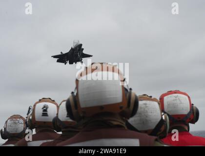 US-Streitkräfte. 180305JN784-037 OSTCHINESISCHE SEE (5. März 2018) Matrosen und Marinebesatzungsmitglieder beobachten vom Flugdeck aus eine F-35B Lightening II mit Marine Fighter Attack Squadron (VMFA) 121 fliegt über dem amphibischen Angriffsschiff USS Wasp (LHD 1), zum ersten Mal wurde das Flugzeug an Bord eines Schiffes der US Navy und einer Marine Expeditionary Unit im Indo-Pazifik eingesetzt. Die VMFA-121, die unter der in Okinawa ansässigen 31st Marine Expeditionary Unit steht, wird an Bord der Wasp bleiben, um regionale Allianzen zu stärken, schnelle Reaktionsfähigkeit zu bieten und eine Stockfoto