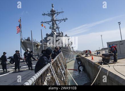 US-Streitkräfte. 180305RG482-581 MARINESTÜTZPUNKT ROTA, Spanien (5. März 2018) bei der Ankunft des Schiffes auf der Marinestützpunkt Rota, Spanien, am 5. März 2018 legen die Seeleute den Raketenzerstörer der Arleigh-Burke-Klasse USS Ross (DDG 71) an. Ross, der nach Rota entsandt wurde, ist auf seiner sechsten Patrouille im US-Gebiet der 6. Flotte, um regionale Verbündete und Partner sowie nationale Sicherheitsinteressen der USA in Europa zu unterstützen. (Foto der US Navy von Mass Communication Specialist 1st Class Kyle Steckler/veröffentlicht) Stockfoto