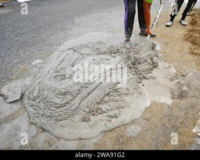 Mischen von Zement und Sand mit Schaufel, um Mörtel herzustellen Stockfoto