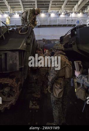 US-Streitkräfte. 180309TJ319-0041 BLACK SEA (9. März 2018) Marines, die der 26. Marine Expeditionary Unit zugewiesen sind, Stadium AAV-P7/A1 Angriffsamphibienfahrzeuge im Brunnendeck des Dock-Landungsschiffs der Harpers Ferry-Klasse USS Oak Hill (LSD 51), 9. März 2018 während der Übung Spring Storm 2018. Spring Storm ist eine von Rumänien geführte Übung im Schwarzen Meer, um die amphibischen Operationen und die Interoperabilität der Mitarbeiter zwischen Romanina und US-Marinestreitkräften zu verbessern. Oak Hill, der in Virginia Beach, Virginia, stationiert ist, führt Marineoperationen im Einsatzgebiet der 6. US-Flotte durch. (US Navy Foto von M Stockfoto