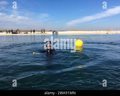 US-Streitkräfte. 180310N0901-001 CONSTANTA, Rumänien (10. März 2018) Ein rumänischer Sprengstoffentsorgungstechniker (EOD) stürzt auf eine Boje, um einen Liftballon an eine Trainingsform zu binden, nachdem er eine Demonstration und Anweisung von EOD-Technikern der Marine während der Eurasian Partnership Mine Countermeasures (EP MCM) 2018, 10. März, durchgeführt hatte. EPMCM ist ein multilaterales Engagement mit den USA, Rumänien, Bulgarien und Georgien, das sich auf die Verbesserung der Maßnahmen zur Minenbekämpfung im Schwarzen Meer und die Förderung der Interoperabilität konzentriert. Die 6. US-Flotte mit Hauptsitz in Neapel, Italien, betreibt das gesamte Spektrum von Stockfoto