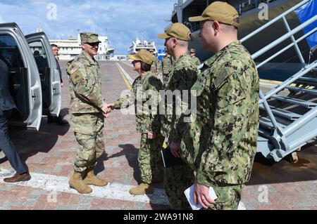 US-Streitkräfte. 180310QR 145-006 HAIFA, Israel (10. März 2018) General Curtis Scaparotti, Kommandeur des US-Kommandos European Command, links, begrüßt Vize-ADM Lisa Franchetti, Kommandeurin der 6. US-Flotte, Pier-Seite des Kommandos- und Kontrollschiffs der Blue Ridge-Klasse USS Mount Whitney (LCC 20) in Haifa, Israel, für einen geplanten Hafenbesuch zur Unterstützung der Übung Juniper Cobra 2018 (JC18), 10. März. JC18 ist eine computergestützte Übung, die durch Computersimulationen durchgeführt wird und sich auf die Verbesserung der kombinierten Raketenabwehrkapazitäten und der Interoperabilität zwischen dem Europäischen Kommando der USA und Israel konzentriert Stockfoto