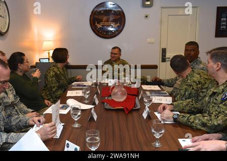 US-Streitkräfte. 180310QR145-056 HAIFA, Israel (10. März 2018) General Curtis Scaparotti, Befehlshaber des US-Kommandos European Command, Middle, trifft mit Vize-ADM Lisa Franchetti, Befehlshaber der 6. US-Flotte, Mitte links, und Lt. General Richard Clark, Befehlshaber der 3. Luftwaffe, Luftwaffenstützpunkt Ramstein, Deutschland, Mitte rechts, auf dem Kommandoschiff der Blue Ridge-Klasse USS Mount Whitney (LCC 20) während eines geplanten Hafenbesuchs in Haifa, Israel, zur Unterstützung der Übung Juniper Cobra 2018 (JC18) am 10. März. JC18 ist eine computergestützte Übung, die durch Computersimulationen durchgeführt wird und auf die Verbesserung der kombinierten Leistung ausgerichtet ist Stockfoto