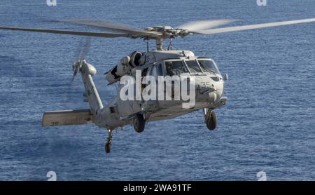 US-Streitkräfte. 180312JS726-0164 MITTELMEER (12. März 2018) eine MH-60S Sea Hawk, die an der Helicopter Sea Combat Squadron (HSC) 28 befestigt ist, nähert sich dem Amphibienangriffsschiff der Wasp-Klasse USS Iwo Jima (LHD 7) am 12. März 2018. Iwo Jima, Homeportiert in Mayport, Florida, nimmt an Juniper Cobra 2018 (JC18) Teil und führt Marineoperationen im Einsatzgebiet der 6. US-Flotte durch. JC18 ist eine computergestützte Übung, die durch Computersimulationen durchgeführt wird und sich auf die Verbesserung der kombinierten Raketenabwehrkapazitäten und der Interoperabilität zwischen dem US-amerikanischen European Command und dem IS konzentriert Stockfoto