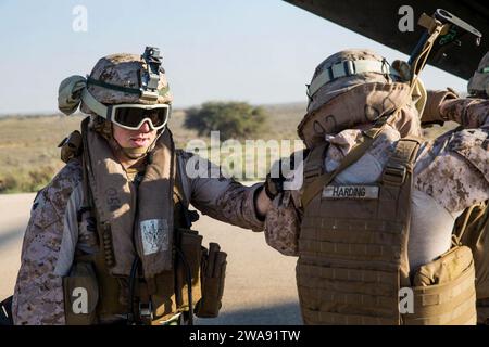 US-Streitkräfte. HAIFA (12. März 2018) US-Marine-Sgt. Jacob Bingham, ein Truppenführer, der dem Tactical Recovery of Aircraft Personals (TRAP) Team, 26th Marine Expeditionary Unit (MEU), zugewiesen wurde, zählt die Anzahl der Marines, die an Bord eines CH-53E Super Hallion Helikopters nach Live-Schnellseiltraining in Haifa, Israel, 12. März 2018. Iwo Jima und die 26. MEU führen Marineoperationen im Einsatzgebiet der 6. US-Flotte durch. (U.S. Marine Corps Foto von Lance CPL. Tojyea G. Matally/veröffentlicht) Stockfoto