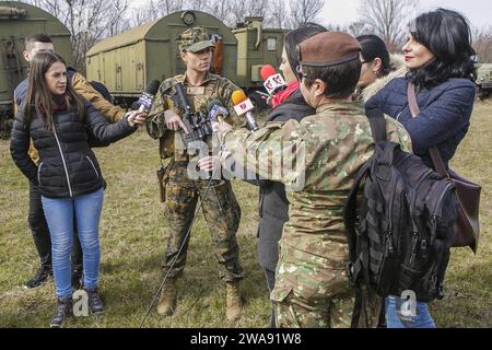 US-Streitkräfte. 180312RT059-0004 CAPU MIDIA TRAINING AREA, Rumänien (12. März 2018) Marine 1st Lieutenant Kayla Sharp, leitender Offizier des Female Engagement Teams, führt ein Interview mit rumänischen Militär- und zivilen Medienmitgliedern während der Übung Spring Storm 2018 im Capu Midia Training Area, Rumänien, 12. März. Spring Storm ist eine von Rumänien geführte Übung im Schwarzen Meer, um die amphibischen Operationen und die Interoperabilität zwischen rumänischen und US-amerikanischen Marinestreitkräften zu verbessern. (Foto des U.S. Marine Corps von Staff Sgt. Dengrier M. Baez/Freigelassen) Stockfoto